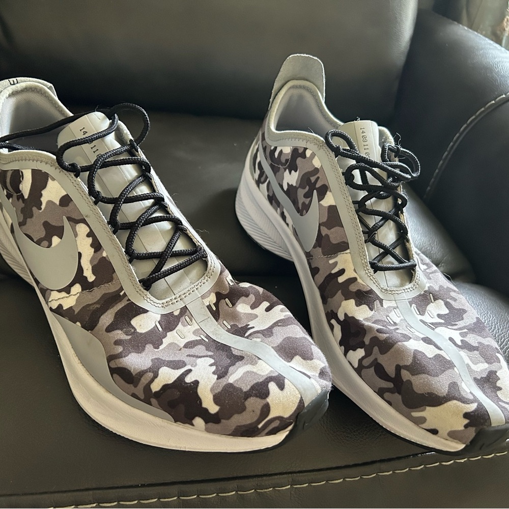 Nike Men's Black and Gray Camouflage Athletic Shoes